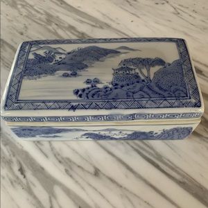 Vintage Chinese blue and white Porcelain Holder
